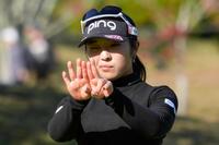 　７番でラインを読む佐久間朱莉。通算１０アンダーで２位　