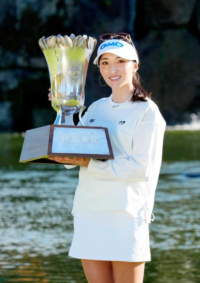 　トロフィーを手に笑顔を見せる脇元華