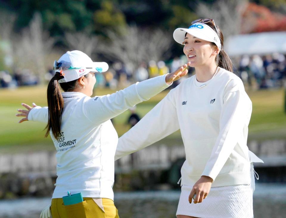 　ホールアウト後に抱き合う脇元華（右）