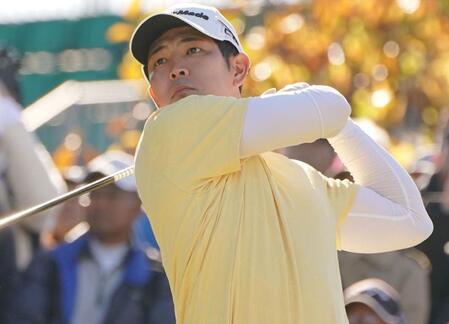 【写真】摩天楼バックの中島啓太 大ファンの球団Tシャツ姿で米ツアー選手証披露