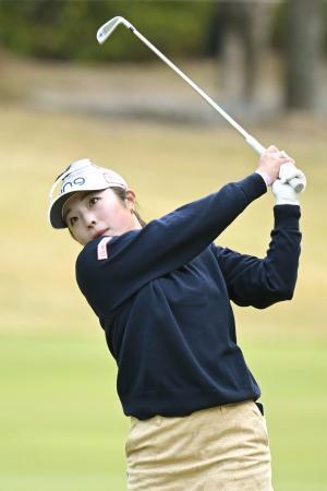 　第２日、通算１０アンダーで首位の佐久間朱莉＝エリエールＧＣ松山