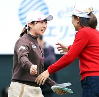 　ホールアウトし、サイ・ペイイン（右）と健闘をたたえ合う永嶋