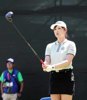 　ティーショットの目標を定める吉沢柚月