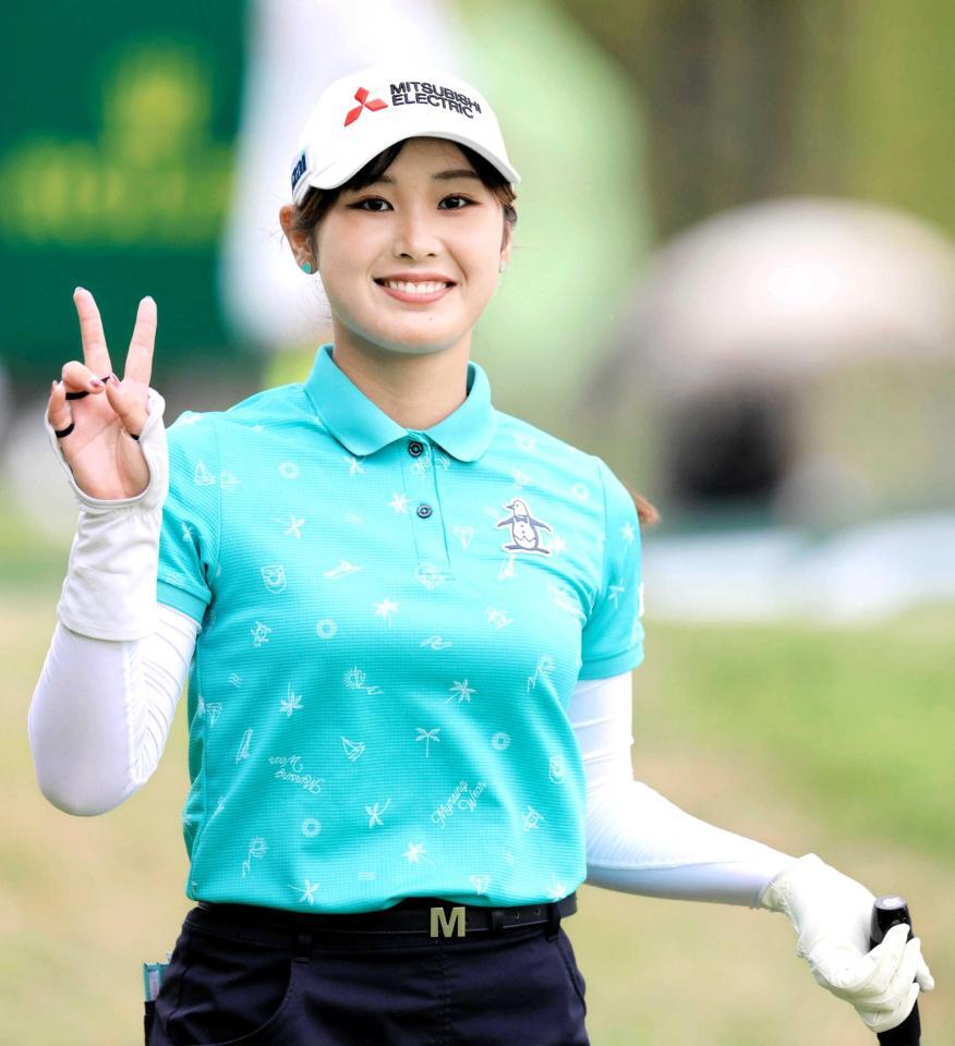 　Ｖサインでファンの声援に応える吉沢柚月