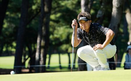 　第３日、５番でラインを読む塚田よおすけ。通算１０アンダーで首位＝フェニックスＣＣ