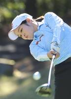 　６番でティーショットを放つ呉佳晏