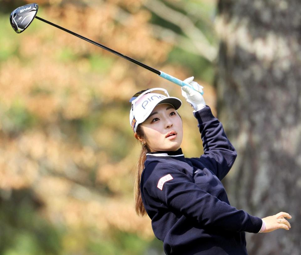 　７番でティーショットを放ち、打球の行方を追う佐久間朱莉