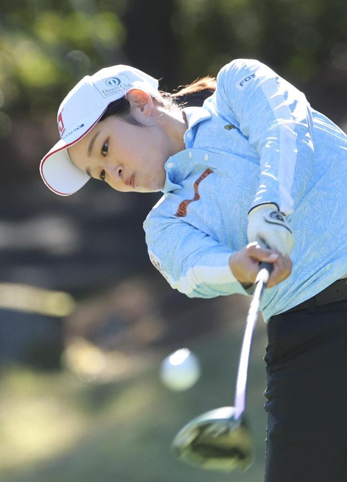 　６番でティーショットを放つ呉佳晏