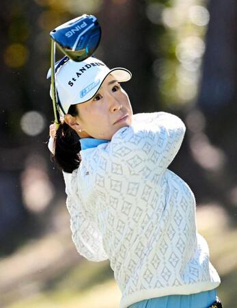 　通算９アンダーで２位に浮上した木戸愛