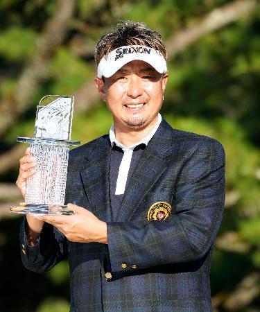 　通算１３アンダーで優勝し、トロフィーを手にする塚田よおすけ＝フェニックスＣＣ