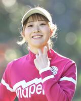 　６番でティーショットを終え、笑顔の都玲華