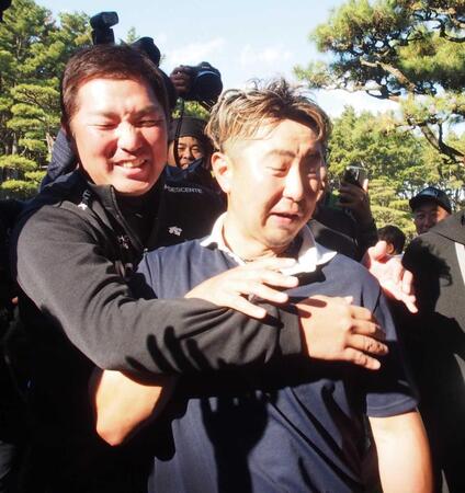 　９年ぶりとなる２勝目を挙げて歓喜にひたる塚田よおすけ（右）