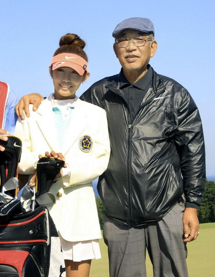 　プロ初優勝の記念撮影をする（右から）父・弘吉さん、金田久美子＝２０１１年
