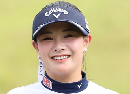 最終戦は鮮やかな赤のロングドレス姿 人気女子ゴルファー河本結が「前夜祭」の写真をアップ 肩と腕がすっきり出るノースリーブ