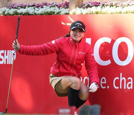 　笑顔を見せる河本結（撮影・中田匡峻）