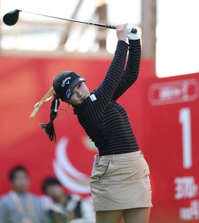 　ティーショットを放つ河本結（撮影・中田匡峻）