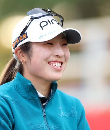 　笑顔を見せる佐久間朱莉（撮影・中田匡峻）