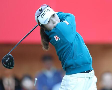 　ティーショットを放つ佐久間朱莉（撮影・中田匡峻）