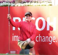 　笑顔を見せる河本結（撮影・中田匡峻）