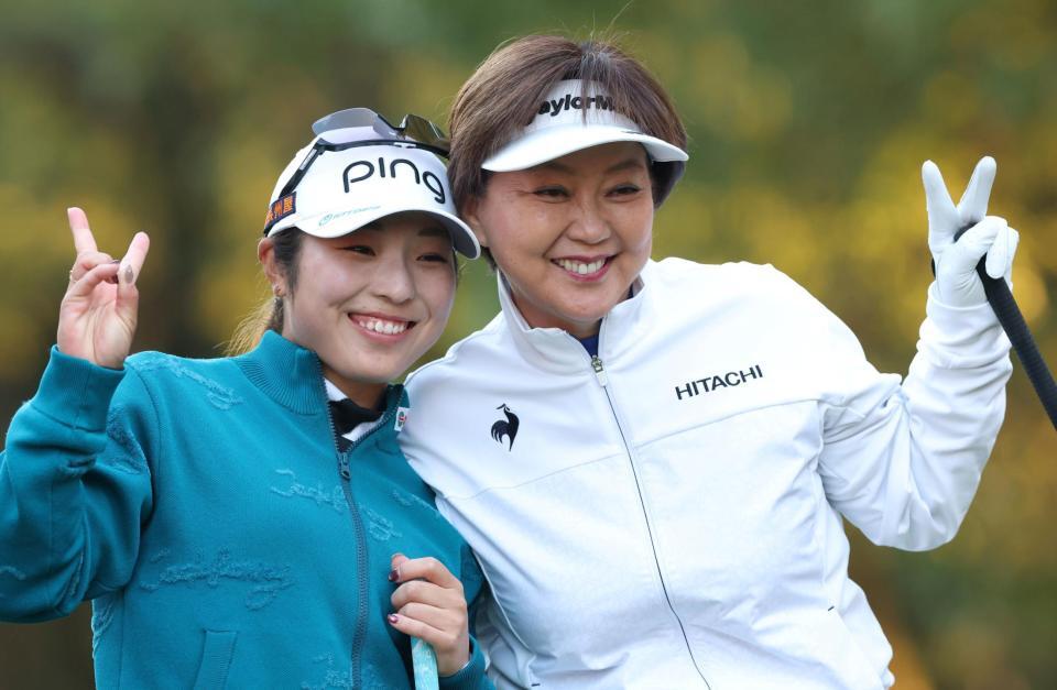 　小林浩美会長（右）と笑顔を見せる佐久間朱莉（撮影・中田匡峻）