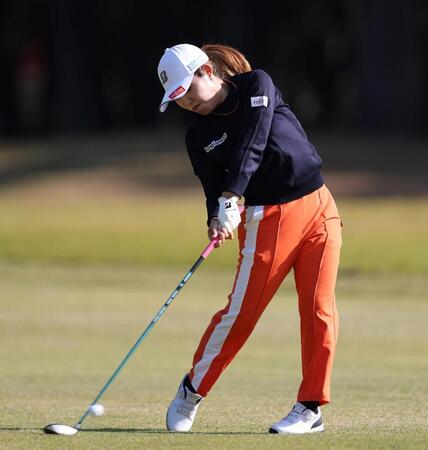 　９番、セカンドショットを放つ古江彩佳（撮影・中田匡峻）