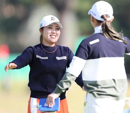 　１８番、ホールアウトし、同組の吉田優利（右）の元へ笑顔で駆け寄る古江彩佳（撮影・中田匡峻）