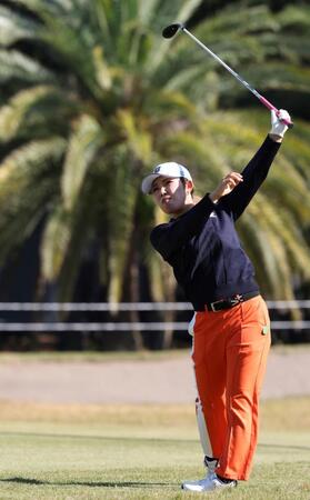 　１８番、セカンドショットを放つ古江彩佳（撮影・中田匡峻）