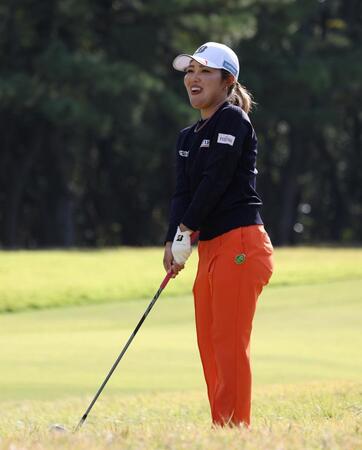 　１３番、アプローチショットを放ち、苦笑いの古江彩佳（撮影・中田匡峻）