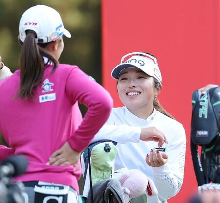 　１８番、神谷そら（左）と談笑する佐久間朱莉（撮影・中田匡峻）