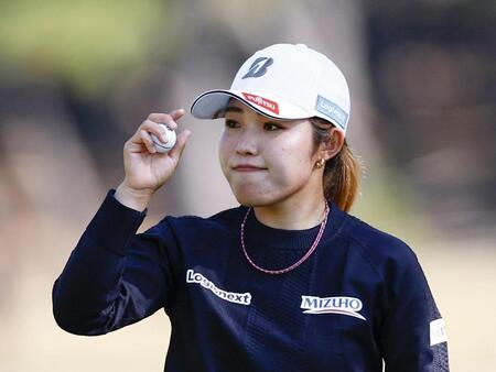 　第１日、ホールアウトし声援に応える古江彩佳。４アンダーで３位