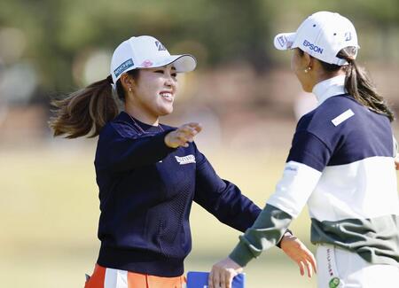 　第１日、ホールアウトする古江彩佳（左）。４アンダーで３位