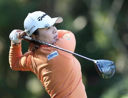 　２番、ティーショットを放つ永峰咲希（撮影・中田匡峻）