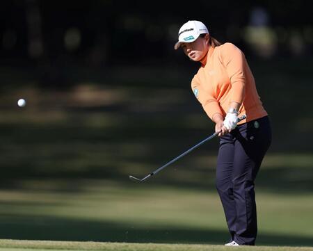 　１７番、アプローチショットを放つ永峰咲希（撮影・中田匡峻）