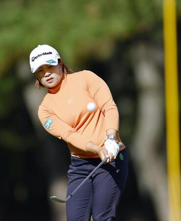 　１７番でアプローチショットを放つ永峰咲希。５アンダーで首位