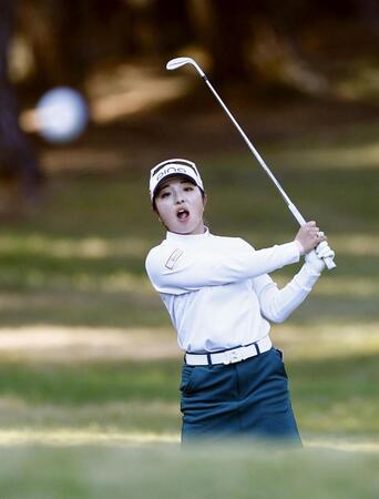 　１７番でアプローチショットを放つ佐久間朱莉