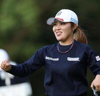 　１番、バーディーパットを決め、表情が和らぐ古江彩佳（撮影・中田匡峻）