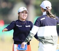 　１８番、ホールアウトし、同組の吉田優利（右）の元へ笑顔で駆け寄る古江彩佳（撮影・中田匡峻）