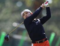 　１４番、ティーショットを放つ古江彩佳（撮影・中田匡峻）