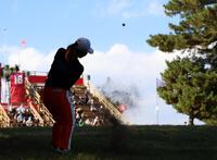 　１８番、アプローチショットを放つ古江彩佳（撮影・中田匡峻）