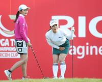 　１８番、ティーショットを放ち、打球の行方を見つめる佐久間朱莉。左は神谷そら（撮影・中田匡峻）