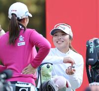 　１８番、神谷そら（左）と談笑する佐久間朱莉（撮影・中田匡峻）