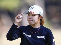 　第１日、ホールアウトし声援に応える古江彩佳。４アンダーで３位