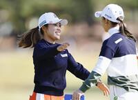 　第１日、ホールアウトする古江彩佳（左）。４アンダーで３位