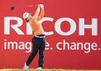 　１８番、ティーショットを放つ永峰咲希。地元・宮崎県で行われているリコーカップで首位発進した（撮影・中田匡峻）