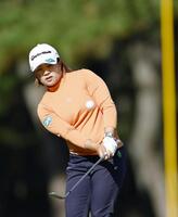 　１７番でアプローチショットを放つ永峰咲希。５アンダーで首位