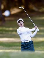 　１７番でアプローチショットを放つ佐久間朱莉