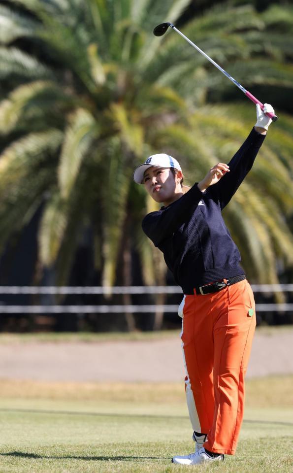 　１８番、セカンドショットを放つ古江彩佳（撮影・中田匡峻）