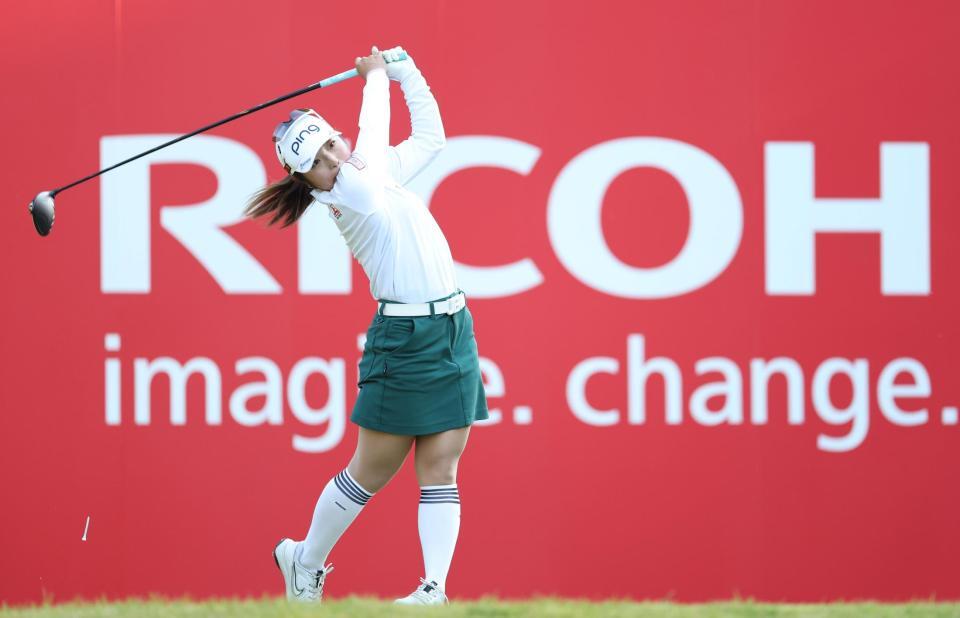 　１８番、ティーショットを放つ佐久間朱莉（撮影・中田匡峻）