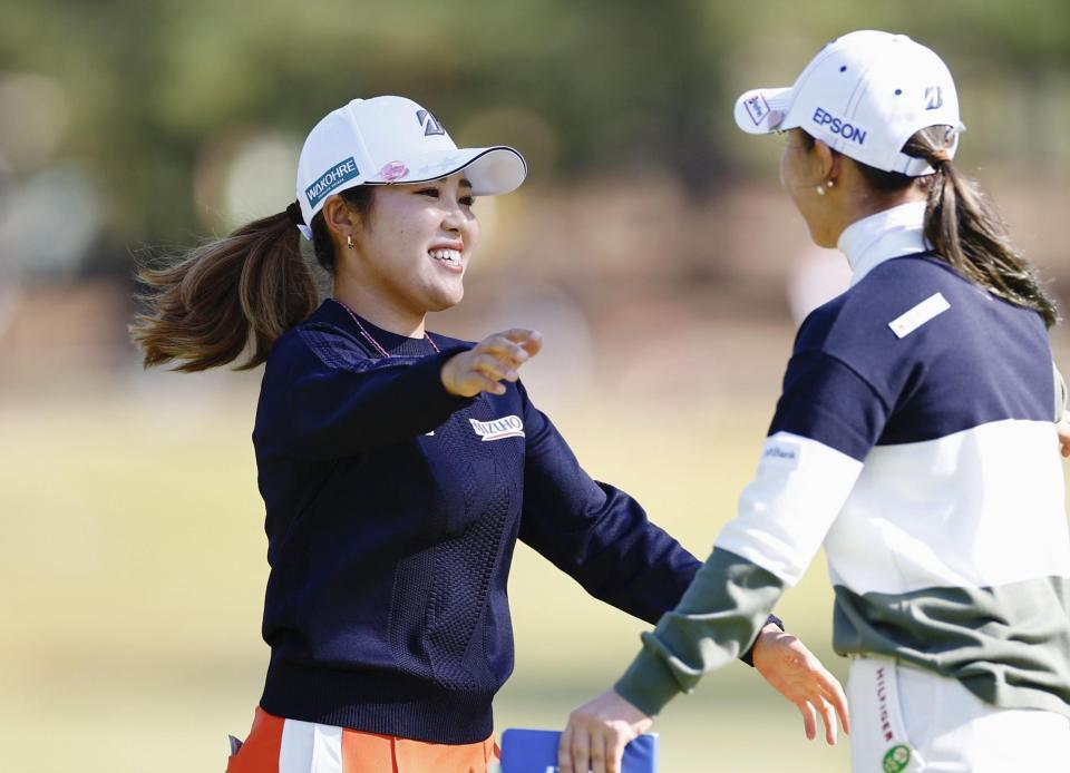 　第１日、ホールアウトする古江彩佳（左）。４アンダーで３位