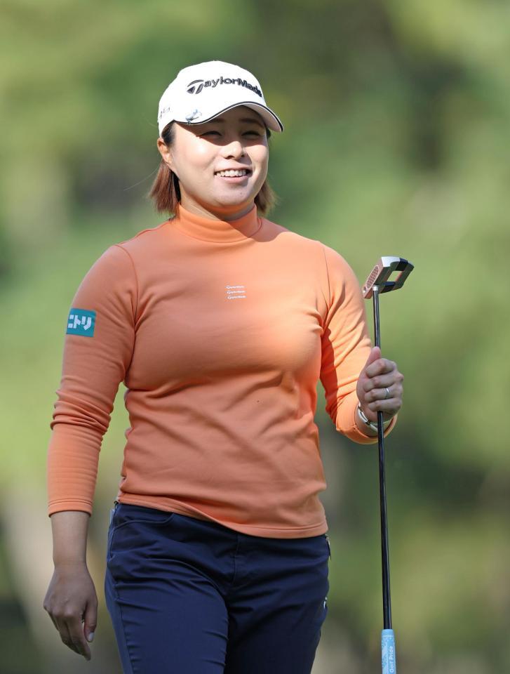 　１７番、パーパットを決め、笑顔を見せる永峰咲希（撮影・中田匡峻）